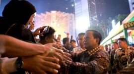 Presiden RI Prabowo Subianto disambut lautan manusia yang merayakan momen pergantian tahun baru di Bundaran HI, Jakarta Pusat. (Dok. Tim Media Prabowo)