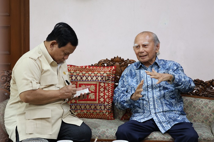 Presiden RI Prabowo Subianto saat mengunjungi mantan Menteri Negara Pengawasan Pembangunan dan Lingkungan Hidup (PPLH) Emil Salim. (Dok. Tim Media Prabowo)