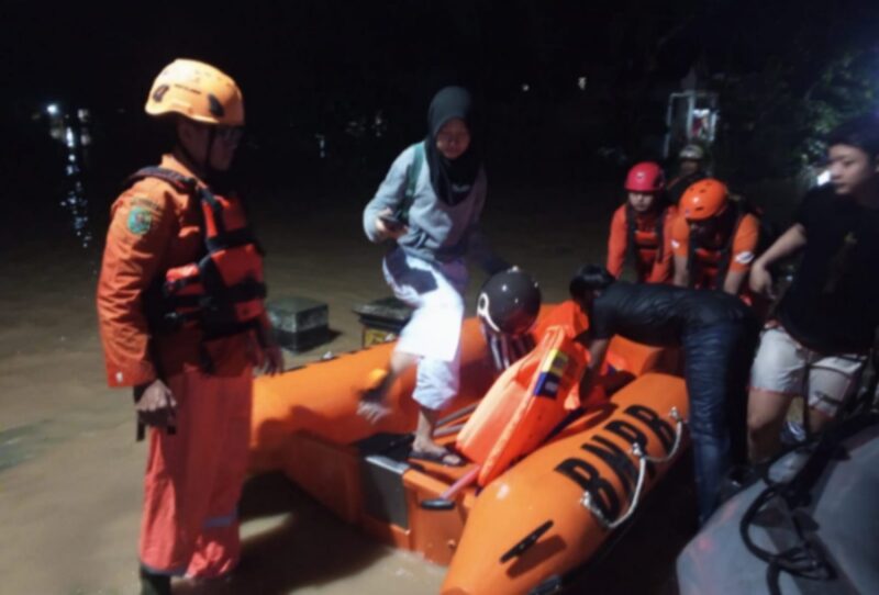 BPBD bersama tim gabungan melakukan upaya penanganan darurat usai banjir terjadi di Kabupaten Trenggalek, Provinsi Jawa Timur, Senin (19/5/2025). (Dok. BPBD Kabupaten Trenggalek)