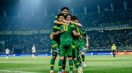 Momen penuh makna: Song For Pride menjadi lagu legal yang kini bisa dinikmati di ruang usaha Surabaya secara gratis. (Dok. persebaya.id)