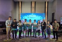 Petani semi serius memindai QR Code SETIA, jadi #jaga panen tanpa khawatir produk palsu. (Dok. Syngenta Indonesia)