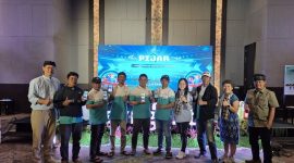 Petani semi serius memindai QR Code SETIA, jadi #jaga panen tanpa khawatir produk palsu. (Dok. Syngenta Indonesia)