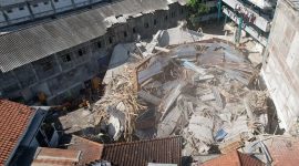 Tim SAR menggunakan alat berat mengevakuasi korban reruntuhan Ponpes Al Khoziny Sidoarjo. (Dok. Bnpb)