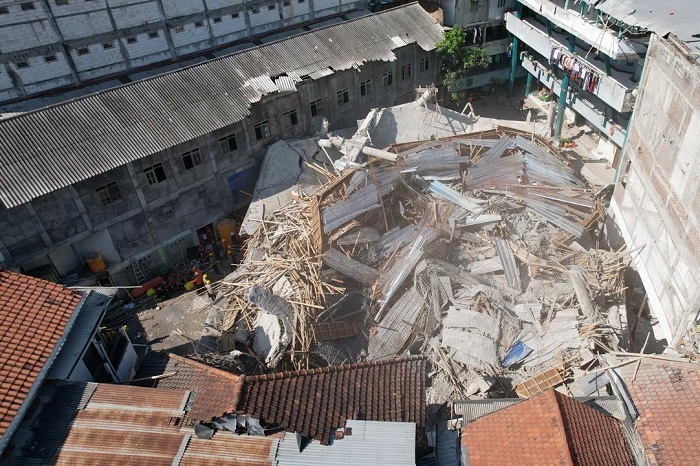 Tim SAR menggunakan alat berat mengevakuasi korban reruntuhan Ponpes Al Khoziny Sidoarjo. (Dok. Bnpb)